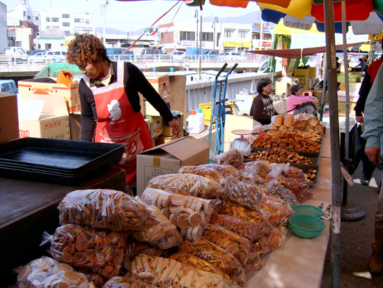 맛난 과자들이에요. 아주머니가 직접 만든 것 같지는 않는데, 저기 불판이 보이고 있지요. 아무튼 여러 가지 과자들이 늘어서 있어서 더 먹음직스러워 보여요. 